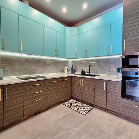 Ultra сучасна з басейном та джакузі Holiday home