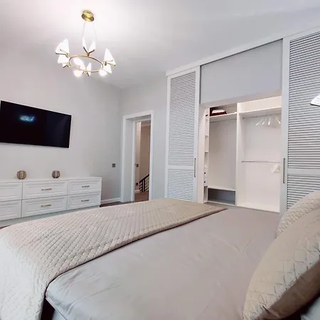 Ultra сучасна з басейном та джакузі Holiday home *